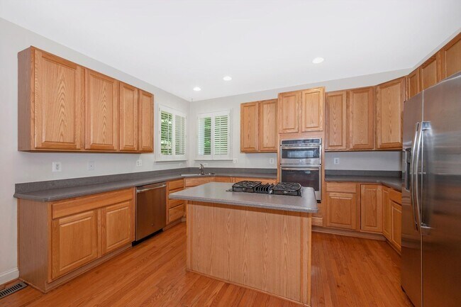 Building Photo - *Open House* 6/20 12-1 PM *