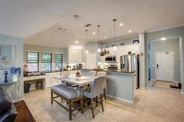 Building Photo - 2472 Deerwood Dr