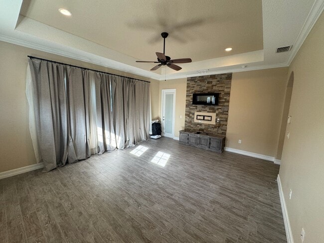 Building Photo - Two Story 5 bedroom, 4.5 bath