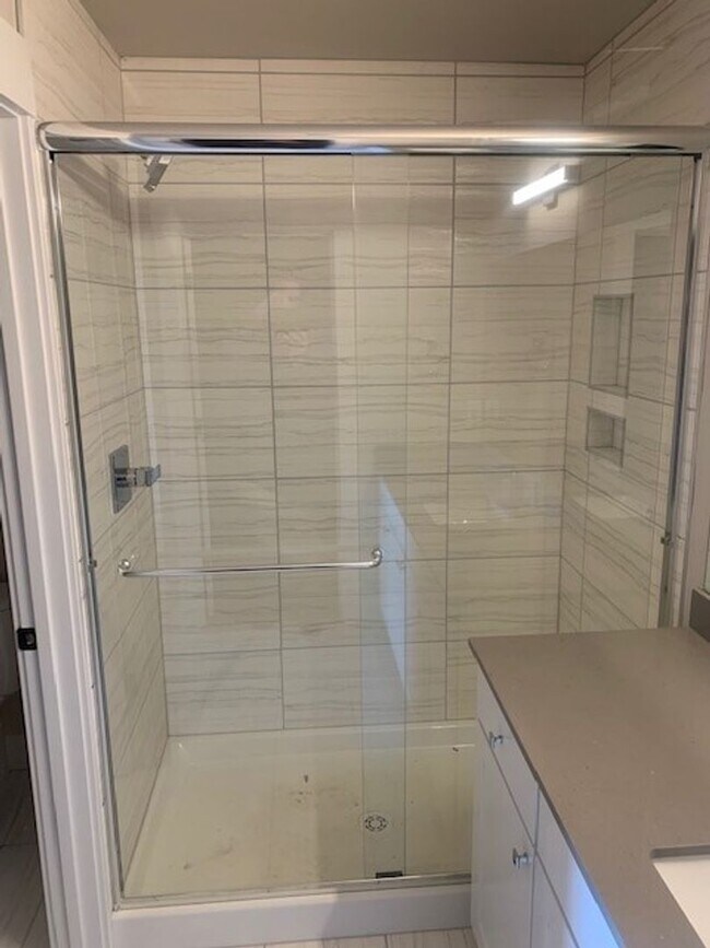 Building Photo - 3 Bed/3 Bath Modern and Luxurious Townhome in NE Bend