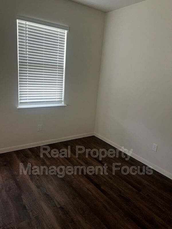 Building Photo - 837 Clark Dr
