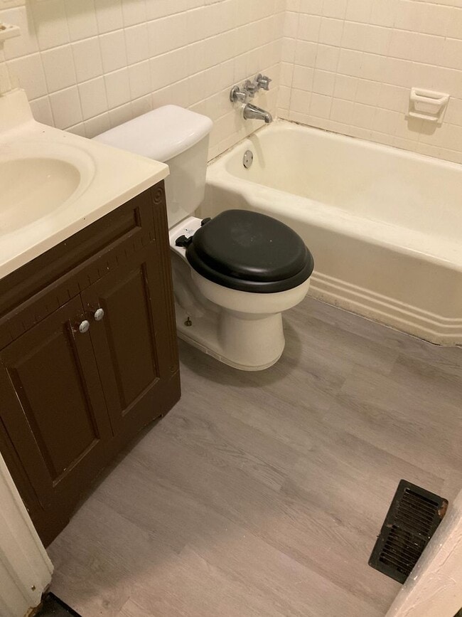 Building Photo - MOVE IN SPECIAL!!