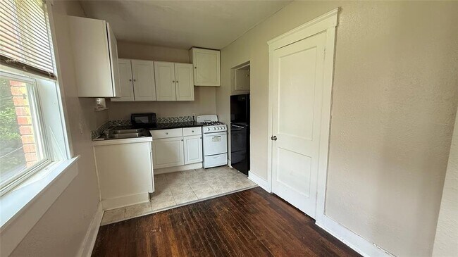 Building Photo - 1624 Holman St