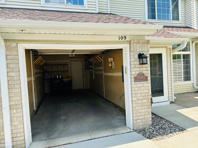Building Photo - 15313 Greenhaven Ln