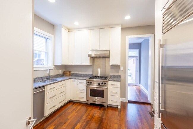 Building Photo - Beautiful 4 BR/3.5 BA Townhome in Cathedra...
