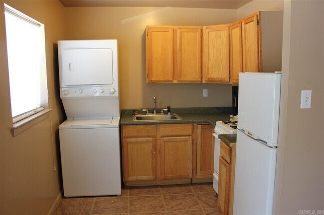 Building Photo - 1915 W 2nd St