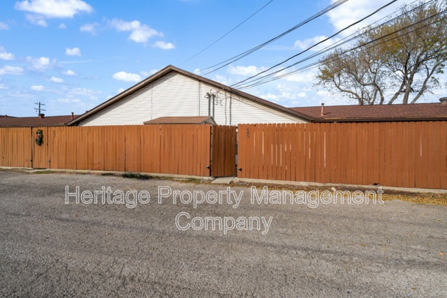 Building Photo - 609 Oak Park Dr