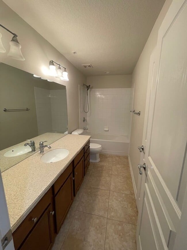 Building Photo - Midtowne