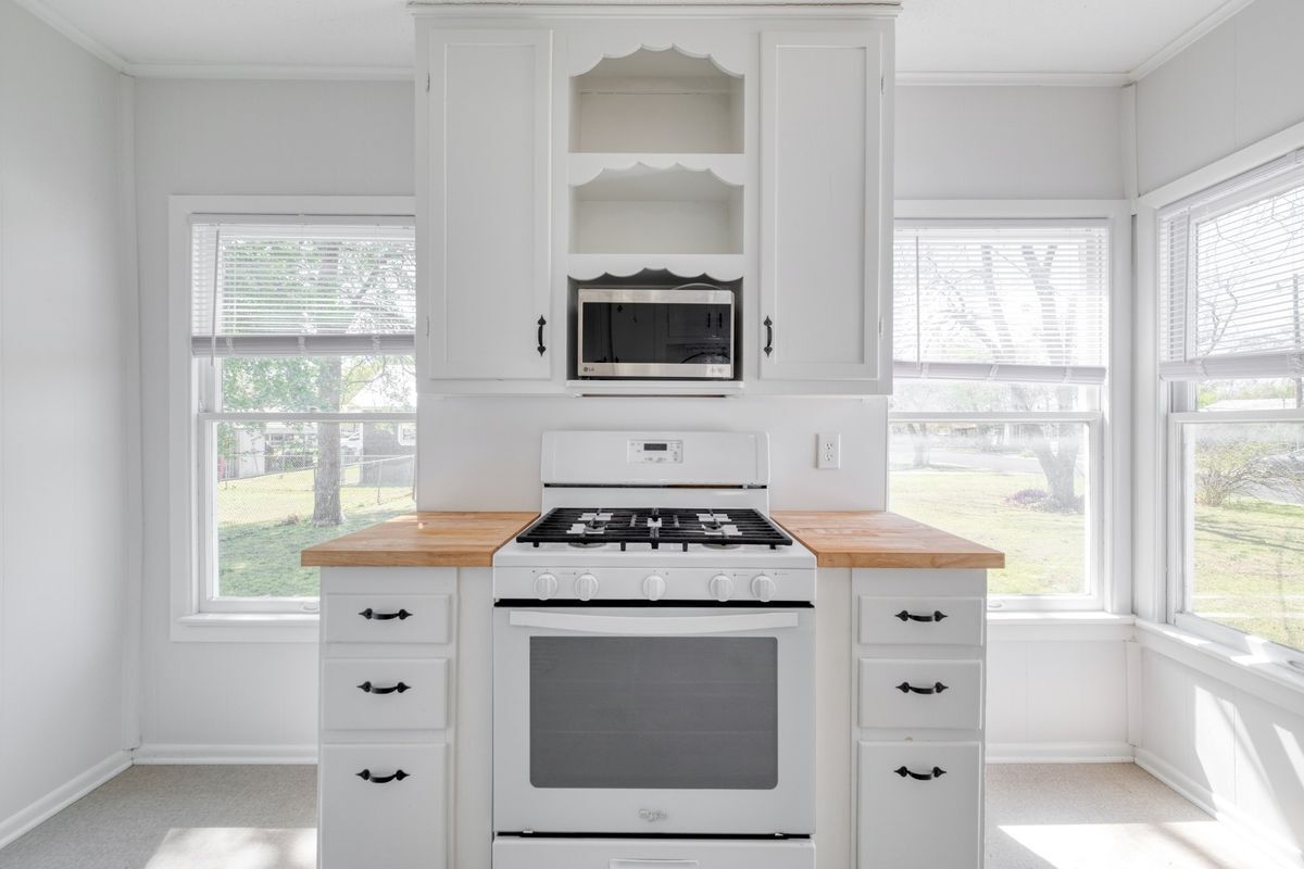 Building Photo - 710 N Ave H