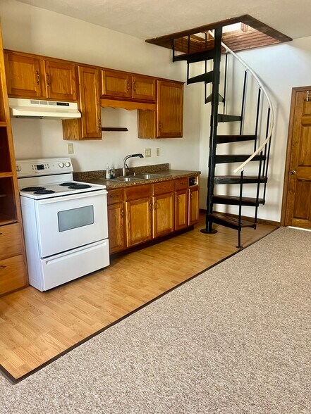Kitchen view - 3735 Park Ave W