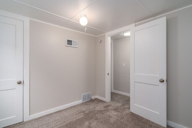 Building Photo - 3 Bedroom Home Available Now!