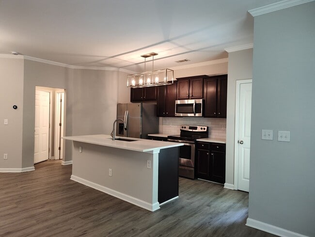 Building Photo - Beautiful Townhome in Berkshire!