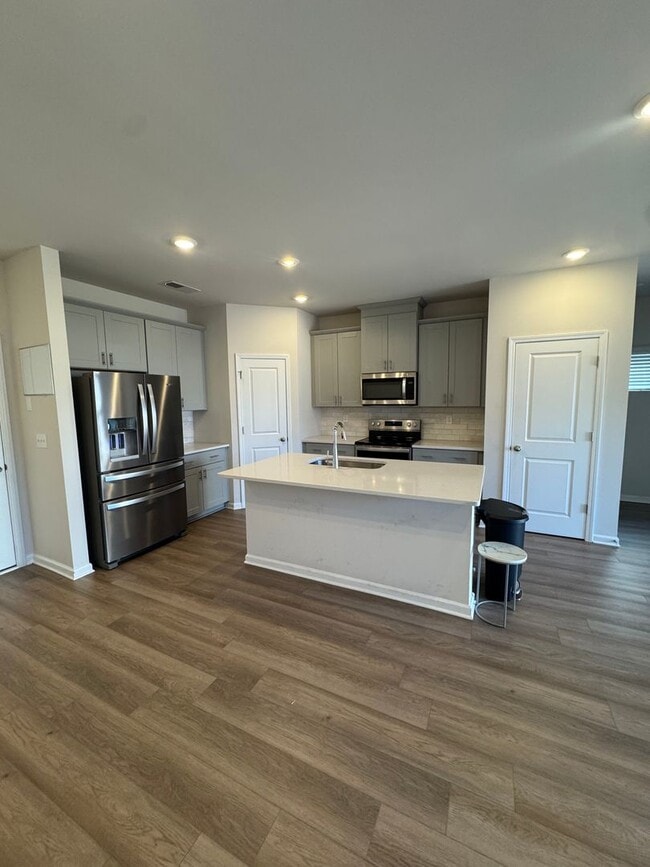 Building Photo - Beautiful 3BR 2.5 Townhouse w/ 2-Car Garage •  EV Plug • Quartz Island • End Unit in Charlotte