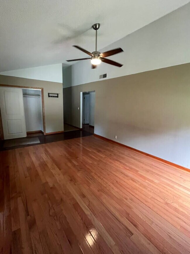 Building Photo - "Spacious 3 Bedroom/2 Bath Home in Florissant!"  Available for Move-In on 8/15/2026