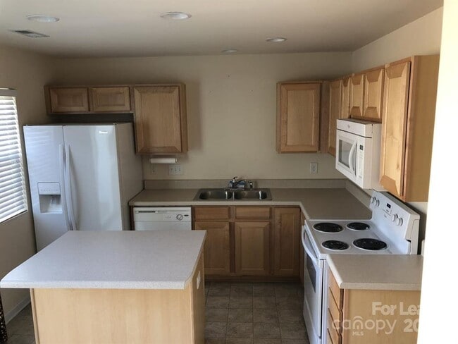 Building Photo - 11138 Derryrush Ave