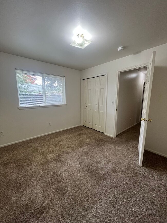 Building Photo - 2-Bedroom 1-Bathroom Apartment in 3 unit building