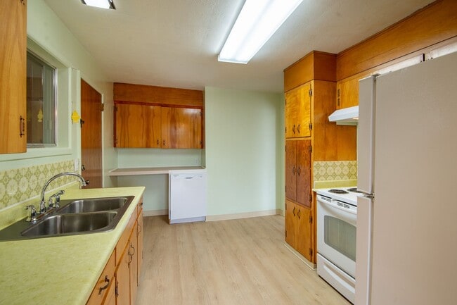 Building Photo - Charming, Newly-Renovated 3 Bed, 1.5 Bath ...