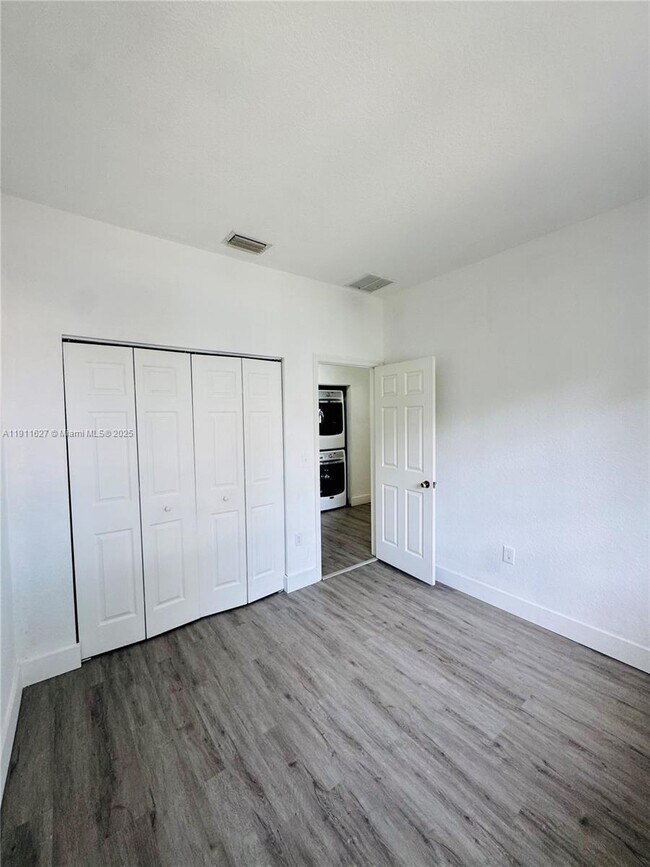 Building Photo - 364 NE 25th Pl