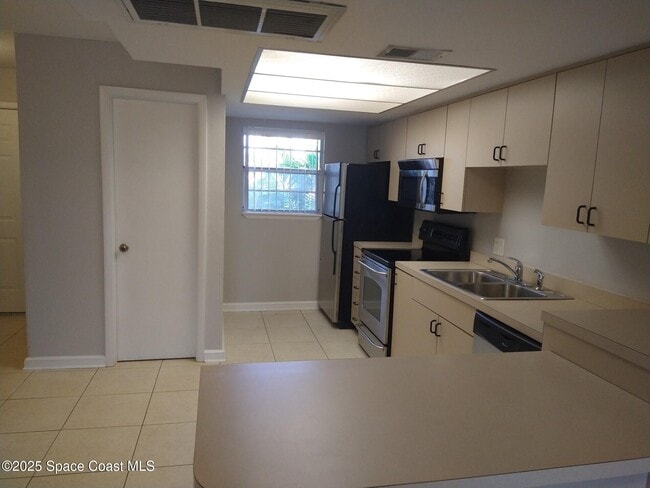 Building Photo - 1020 Pine Tree Dr