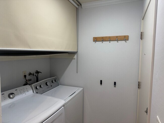 Building Photo - Gorgeous Lower End Unit with Inside Laundry Available Now!
