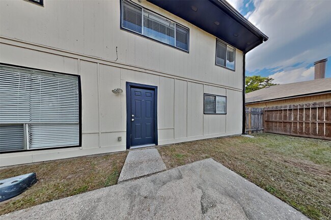 Building Photo - 21606 Crescent Heights St