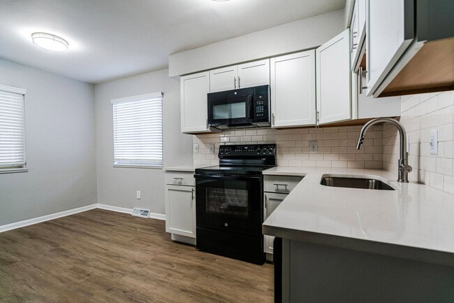 Building Photo - 656 Riverview Dr