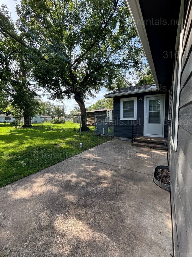 Building Photo - Two bed one bath duplex for rent NOW!