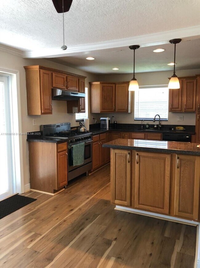 Building Photo - 1538 Funston St