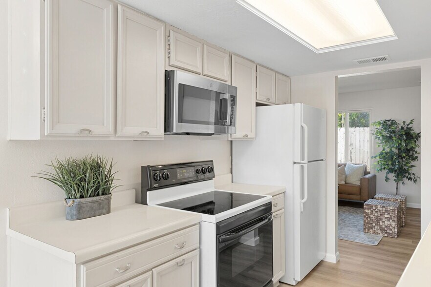 Building Photo - 2666 Sherwood Cir