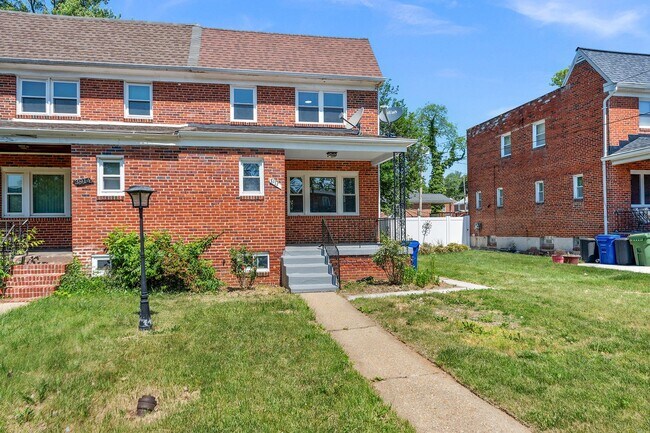 Building Photo - 3912 Mortimer Ave