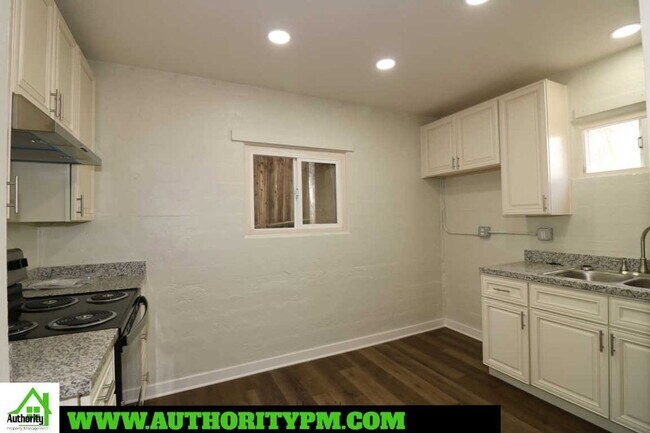 Building Photo - 1907 Grace Ave