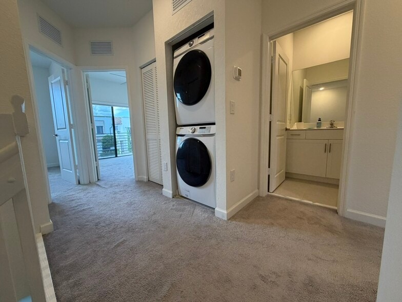 Building Photo - 21001 NE 8th Ave