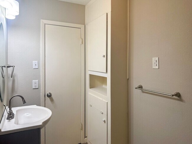 Building Photo - 4 Bedroom / 2.5 Bath Home