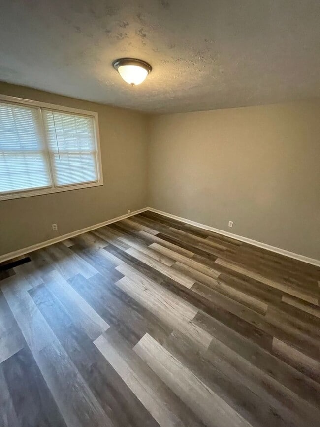 Building Photo - 2 Bedroom/1 Bathroom Carrollton Apartment ...