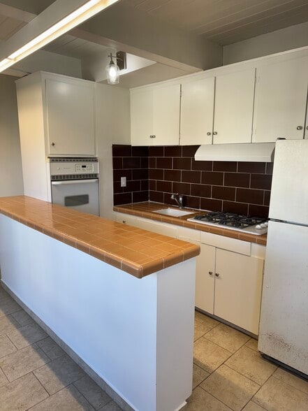 Kitchen - 414 Monterey Ln