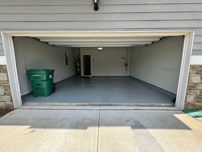Building Photo - Modern 3/2.5 Townhome in Woodstock- $2,350