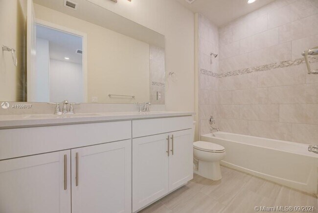 Building Photo - 1585 Evergreen Terrace