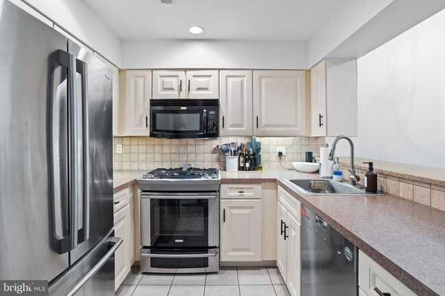 Building Photo - 2302 Harvard Dr