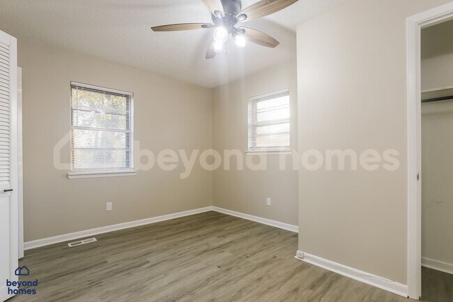 Building Photo - Your Dream Family House with 4 Bed and 2 Full Bath is Ready for Move-In!