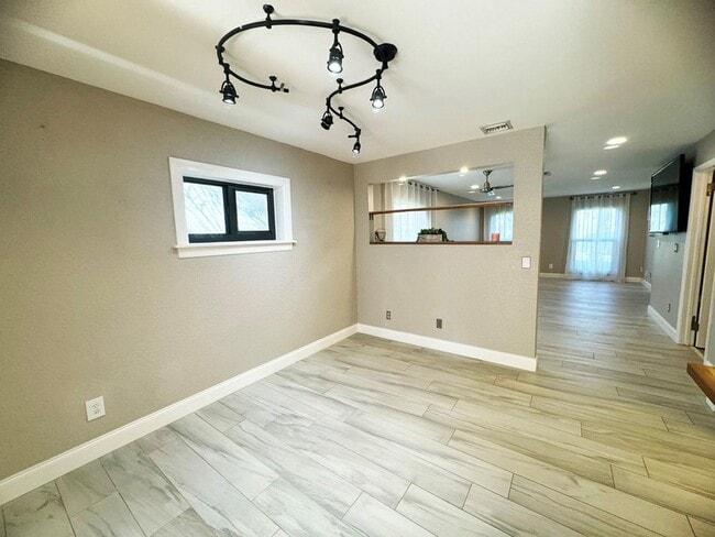 Building Photo - 321 Sandtree Dr