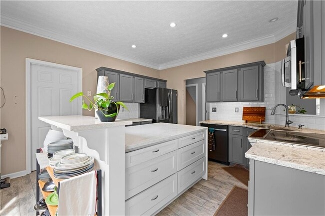 Building Photo - 38 Roxbury Ln