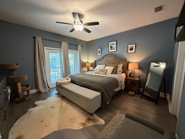 Building Photo - 411B Redwood Ave