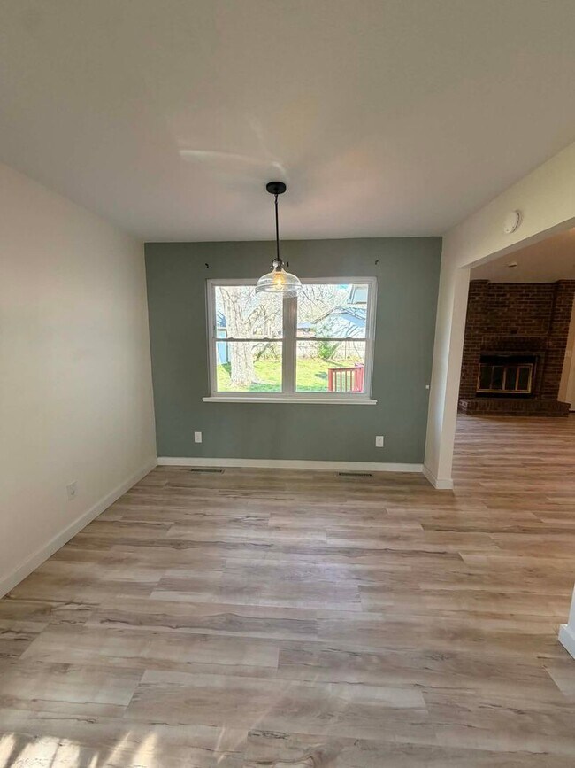 Building Photo - COMING SOON: COMFORT MEETS STYLE IN THIS SPACIOUS BEAUTIFUL 3 BEDROOM / 2 BATHROOM WITH XTRA ROOM...