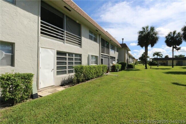 Building Photo - 9915 SW Sandalfoot Blvd