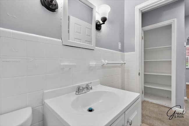 Building Photo - $1200 2 bedroom ranch