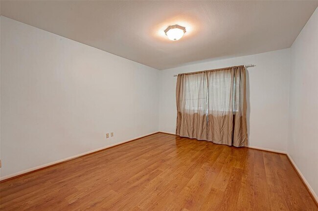 Building Photo - 642 S Ripple Creek Dr