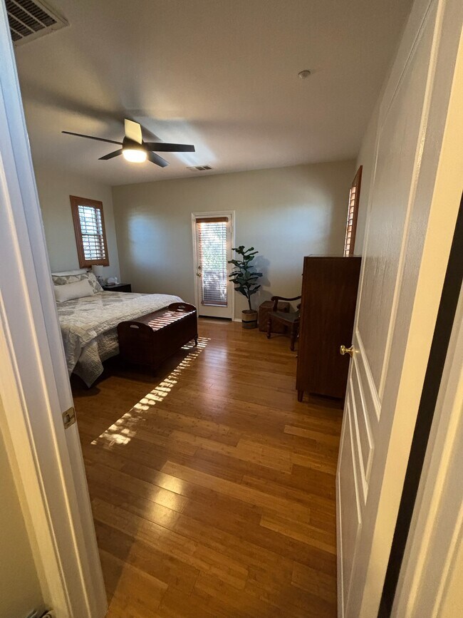 Building Photo - 92 Sarabande