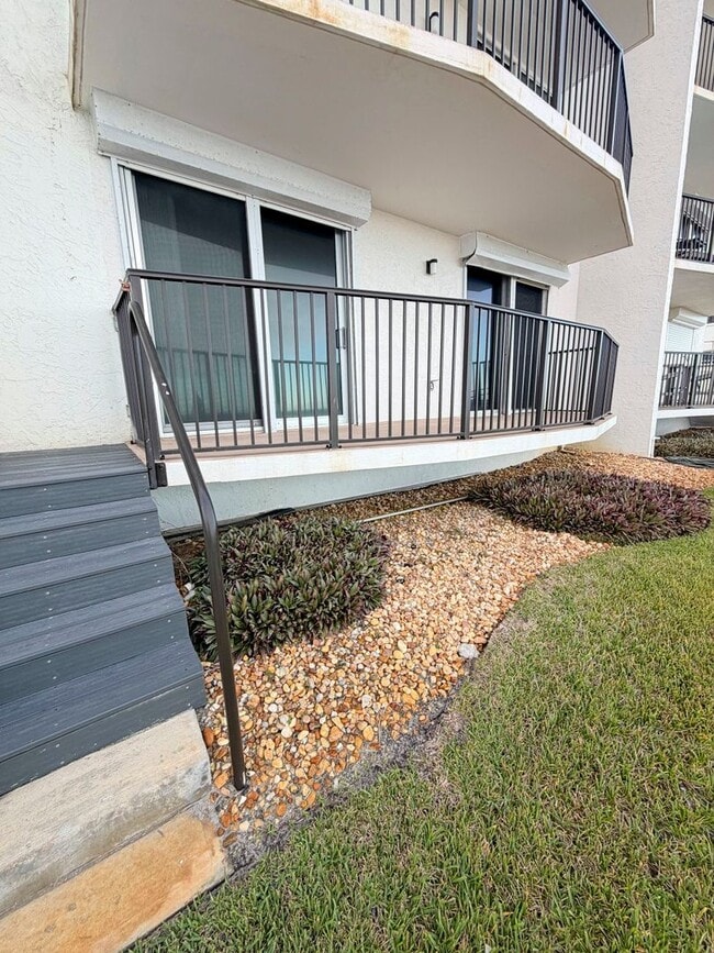 Building Photo - Spectacular Ocean front ground floor unit , just steps away from water and sand