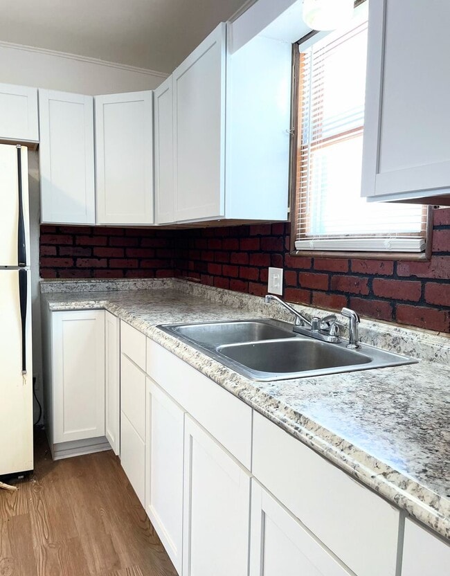 Building Photo - 3 Bed, 2 Bath Bungalow