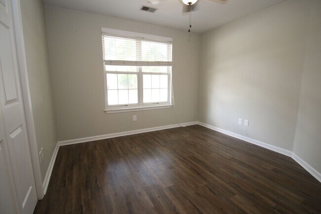 Building Photo - Pre-Leasing for 2026-2027! Olympia B – 3 B...